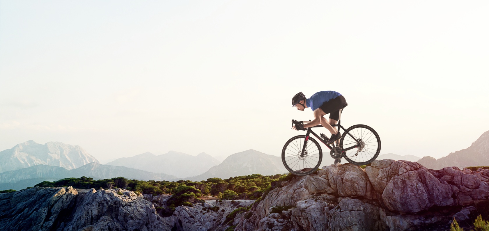 Race-Cyclist-in-mountain